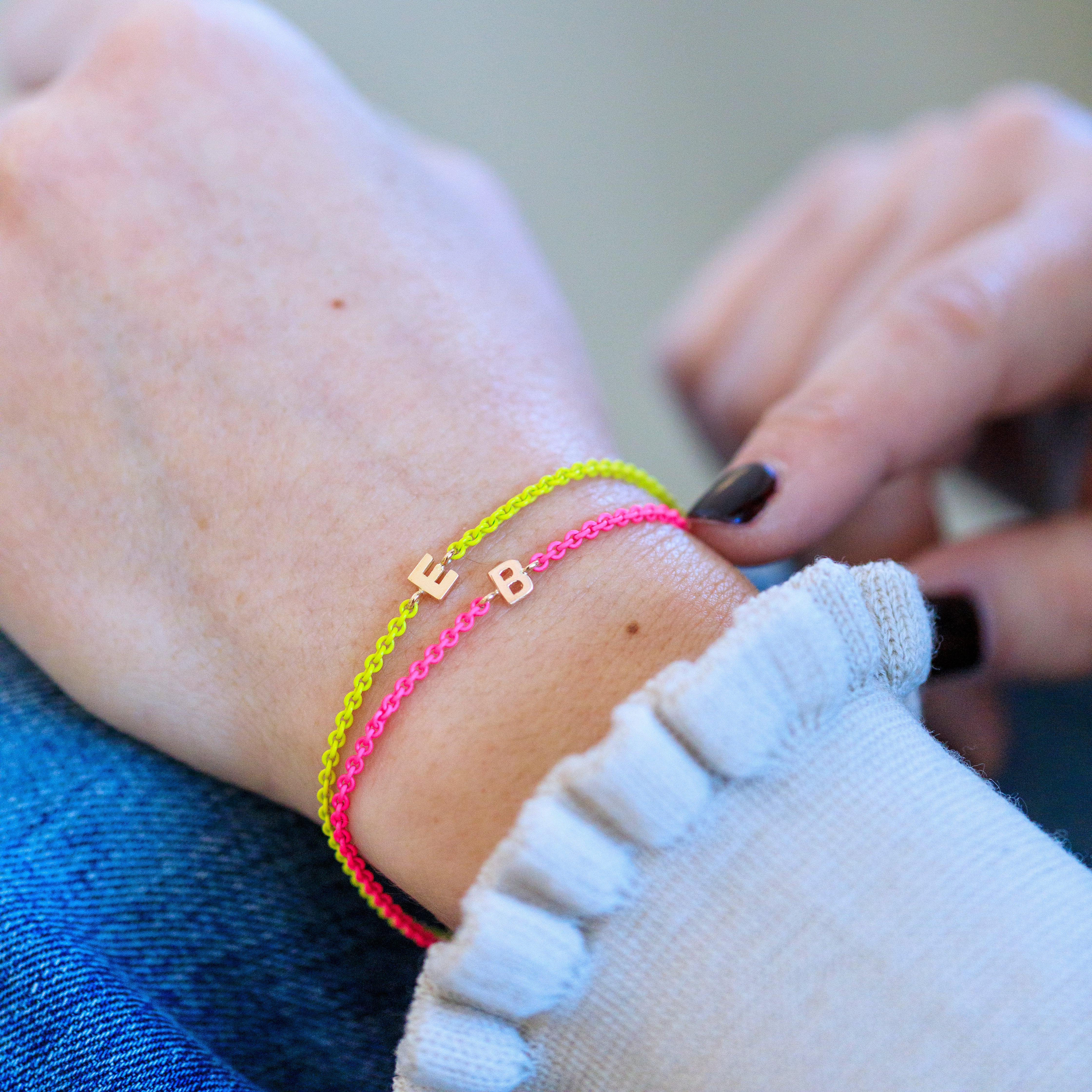TINGN Bracciale da donna in oro 18 carati, placcato oro 18 carati, con lettere personalizzate, monogramma charm, bracciale in oro, bracciale da donna e ragazza, bigiotteria alla moda per donne e TINGN Bracciale da donna in oro 18 carati, placcato oro 18 carati, con lettere personalizzate, monogramma charm, bracciale in oro, bracciale da donna e ragazza, bigiotteria alla moda per donne e