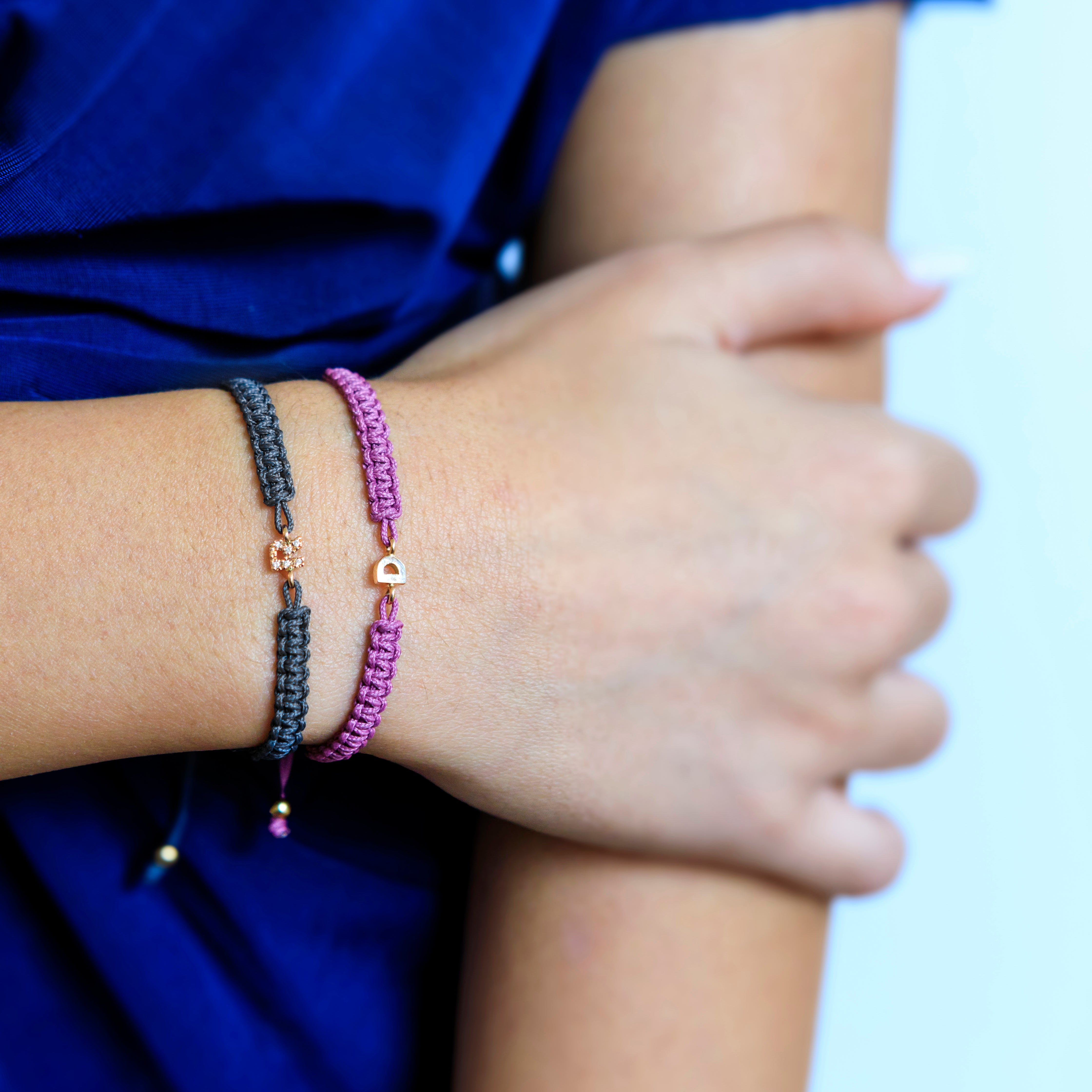 Collana Choker Funky Shrieking Violet - Cinturino rosso in 'pelle scamosciata vegana' - Rosa - Rotonda - Regalo perfetto per insegnante - Argento Collana Choker Funky Shrieking Violet - Cinturino rosso in 'pelle scamosciata vegana' - Rosa - Rotonda - Regalo perfetto per insegnante - Argento