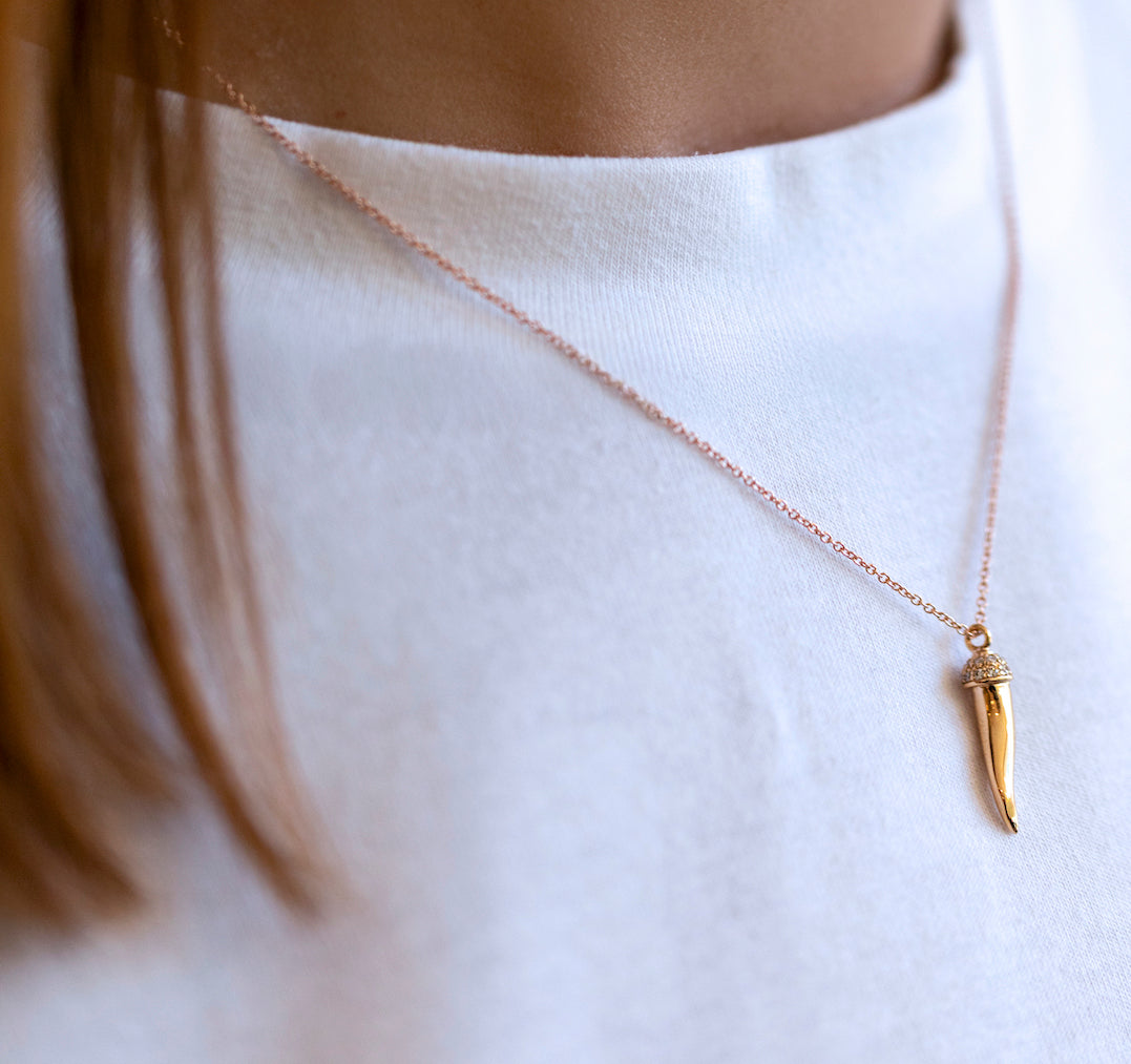 collana girocollo con corno portafortuna in oro e diamanti