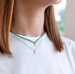 collana con corno portafortuna in oro e perle di giada colorata