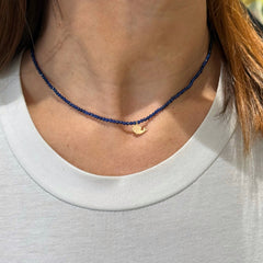 collana con perle di giada blu e animale balena in oro 18kt