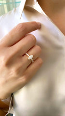 Anello di fidanzamento con diamante taglio navetta