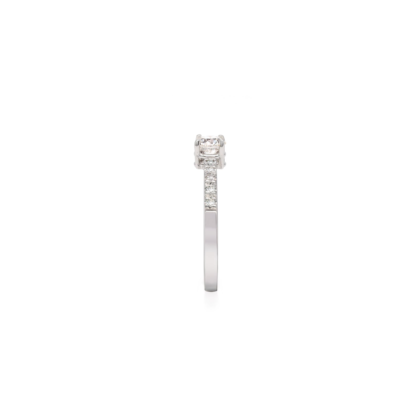 Solitaire ring with diamond and brilliants